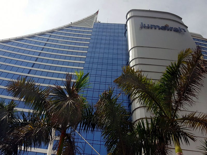  :  . Jumeirah Beach Hotel ()